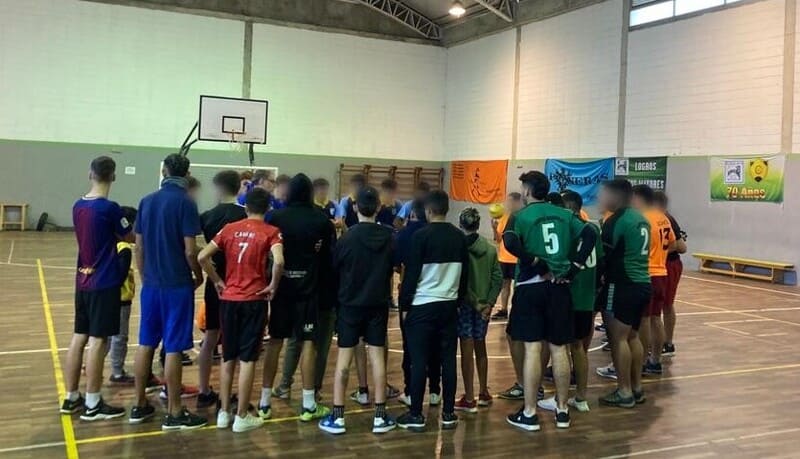 Charla motivacional de los jóvenes en el medio de la cancha