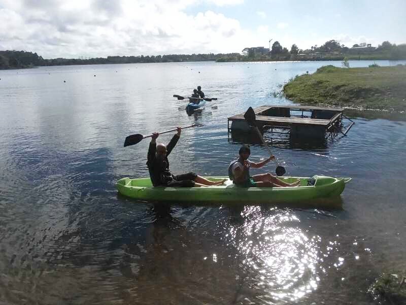 Canoas en el agua