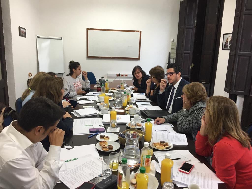 Funcionarios compartiendo ideas