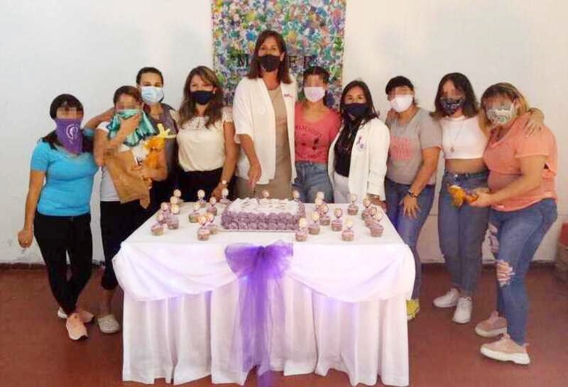 Directorio con las adolescentes festejando