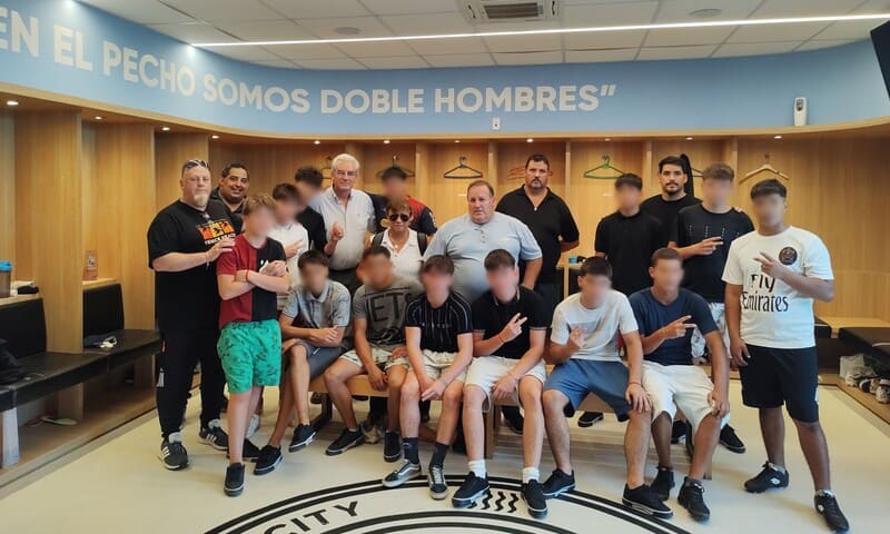 Educadores, representantes del City y jóvenes en el vestuario