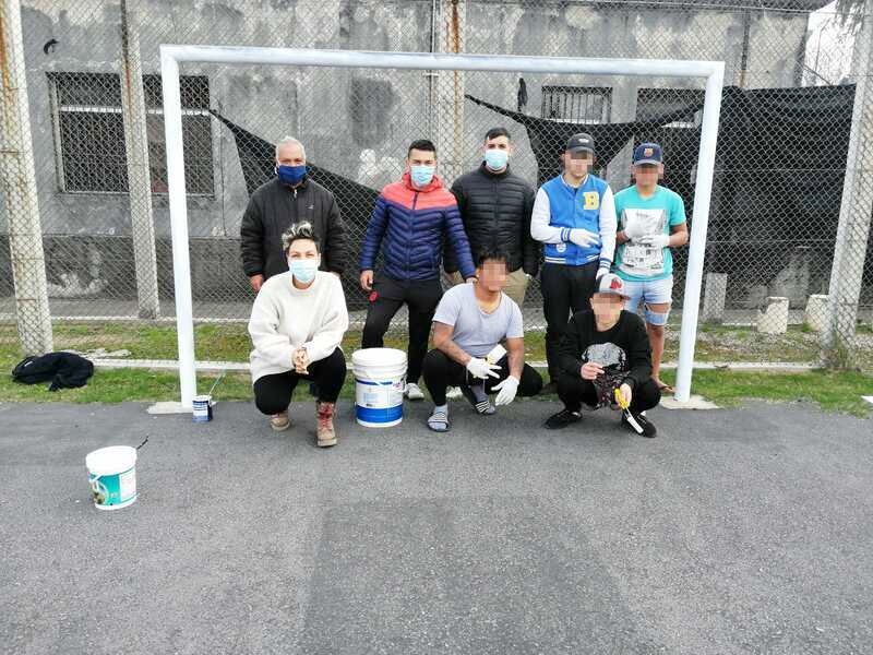 Educadores y jóvenes después de pintar