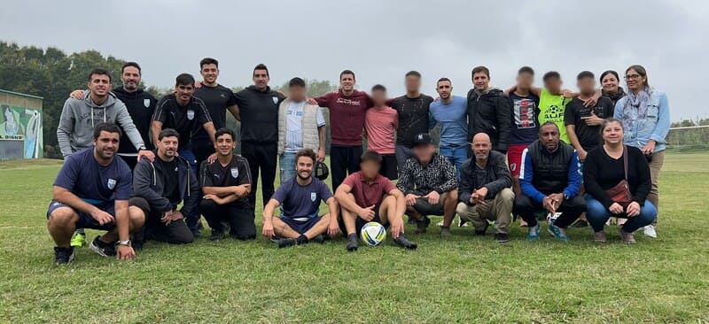 Exfutbolistas con jóvenes del centro