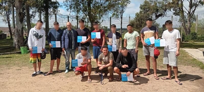 Jóvenes con sus diplomas