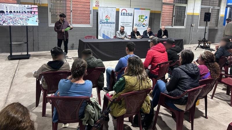 Oradores y estudiantes en el salón