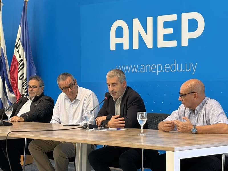 Fachinetti, Saavedra,Pablo Caggiani y Radío sentados detrás de una mesa