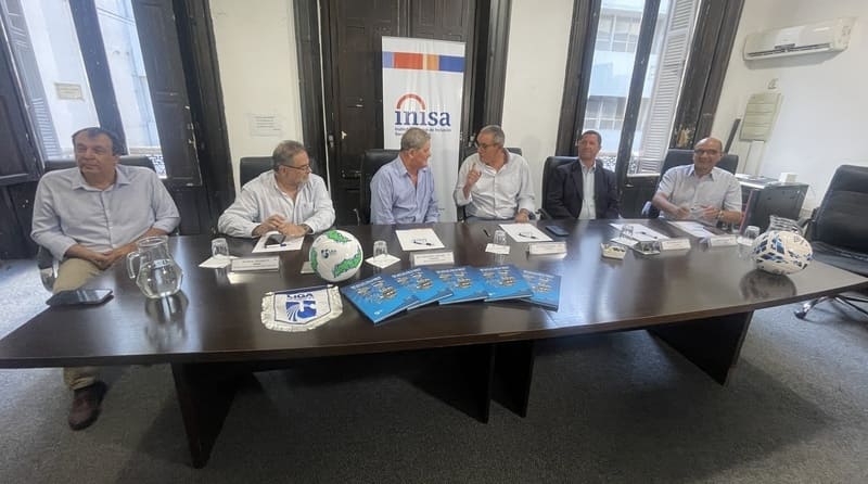 Autoridades sentados de frente