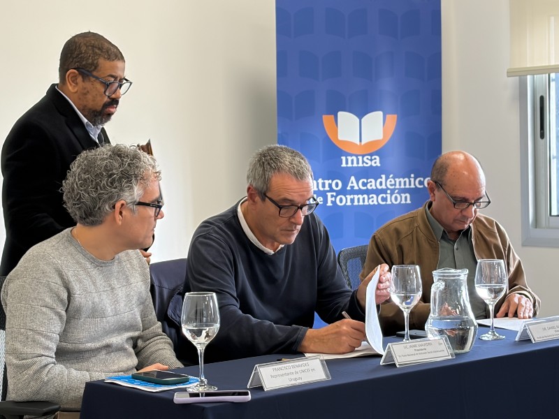 Autoridades firmando el convenio
