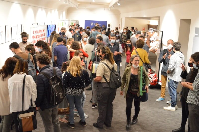 Galería con las muestras y asistentes.