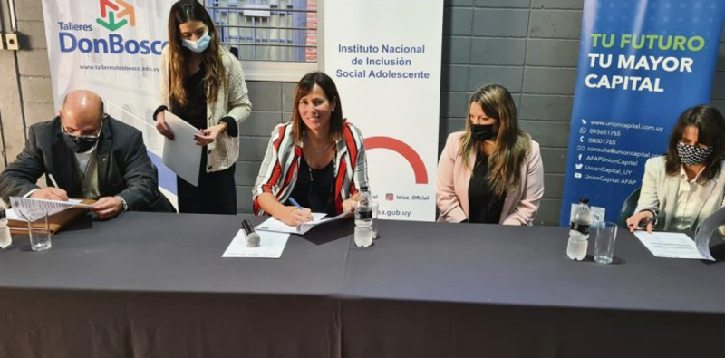 Autoridades firmando convenio