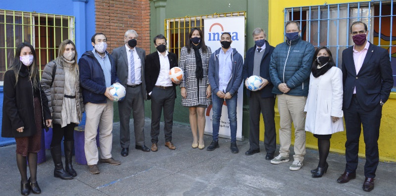 Autoridades en el patio