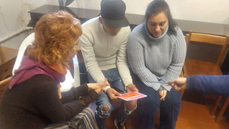 Joven con los técnicos