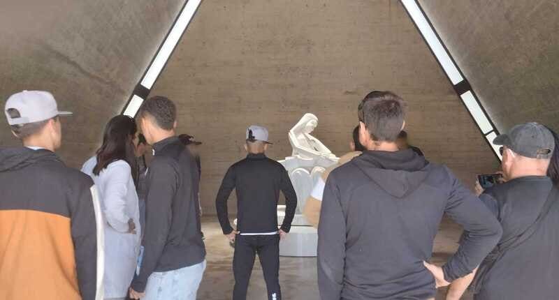 Jóvenes apreciando obra de arte