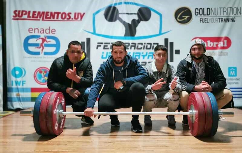 Jóvenes frente a una pesa