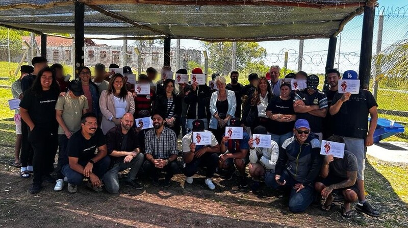 Jóvenes con sus diplomas, directorio de Inisa y educadores