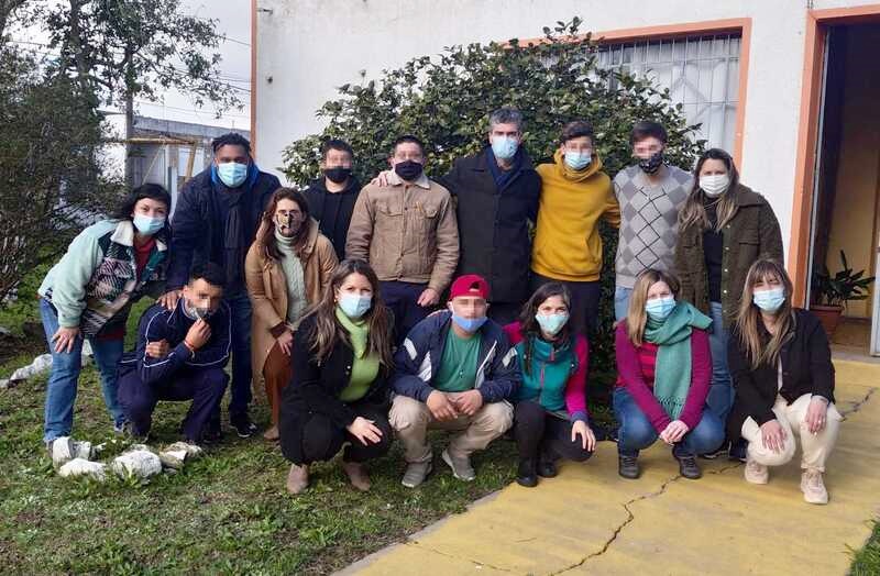 Jóvenes con talleristas y Directora Venosa