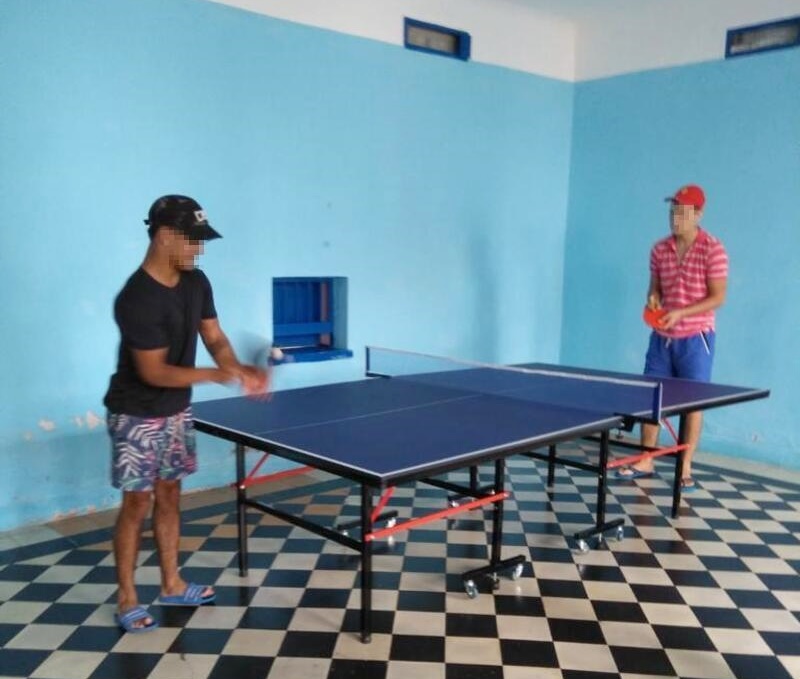 Jóvenes  jugando al ping pong