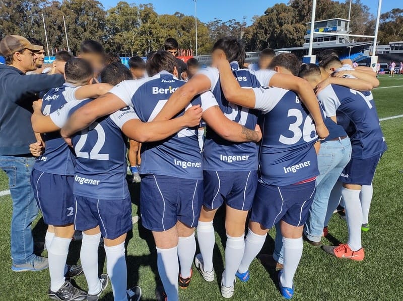Jóvenes en círculo abrazados antes del partido