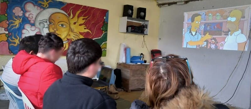 Jóvenes mirando  proyección