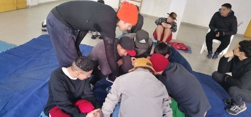 Jóvenes trabajando con cerámica