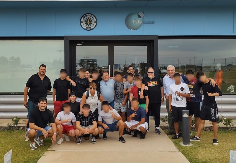 Jóvenes y educadores en la entrada del complejo City