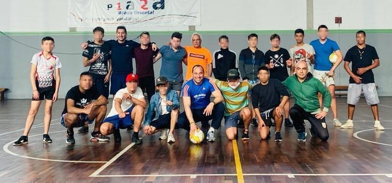 Jóvenes y profesores de basquetbol