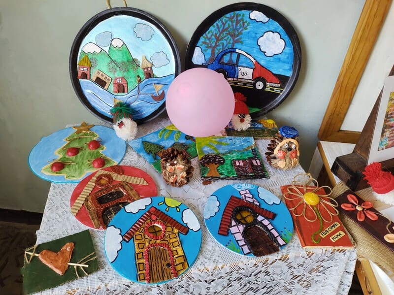 Trabajo de los talleres de cartón con motivos navideños