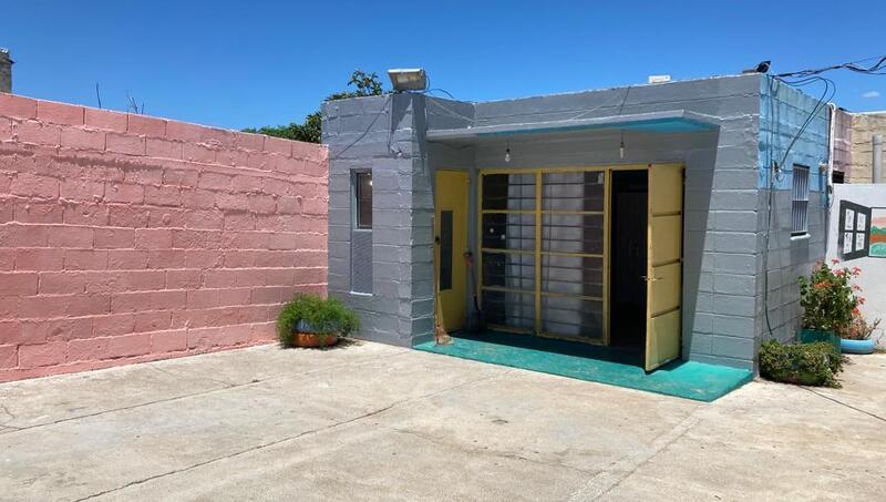 Patio y paredes exterior pintadas