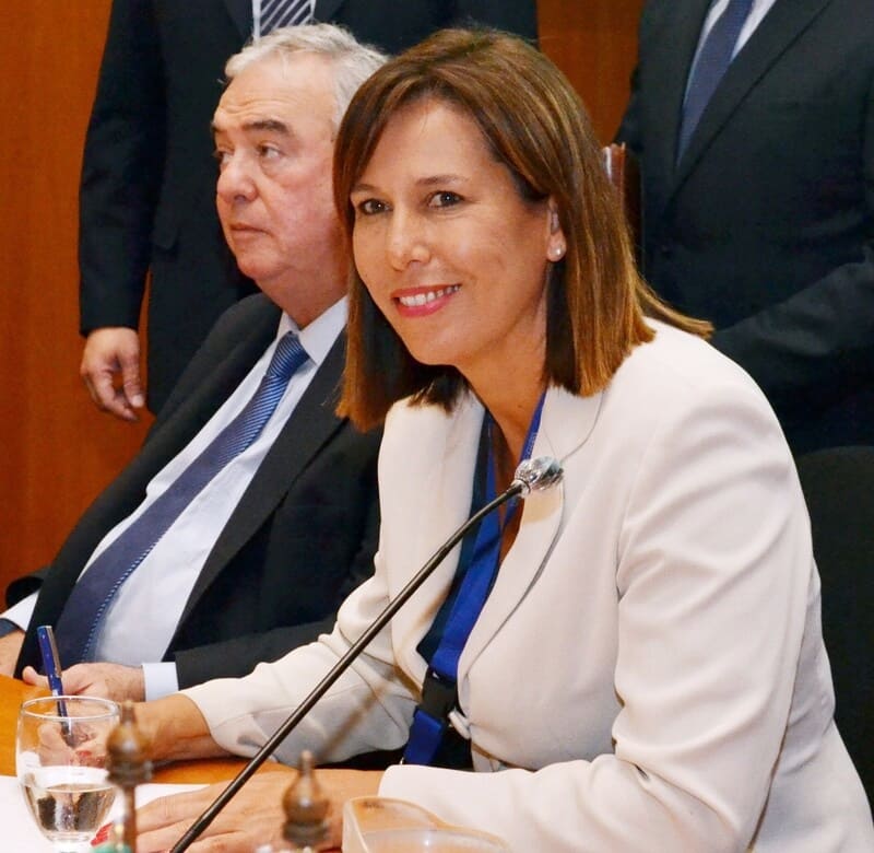 Presidente de Inisa firmando convenio Ministerio