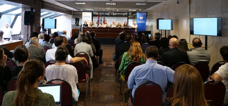 Salón con ponentes y participantes