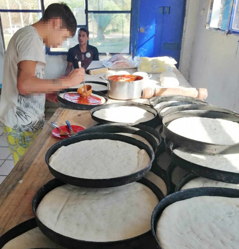 Joven armando las pizzas