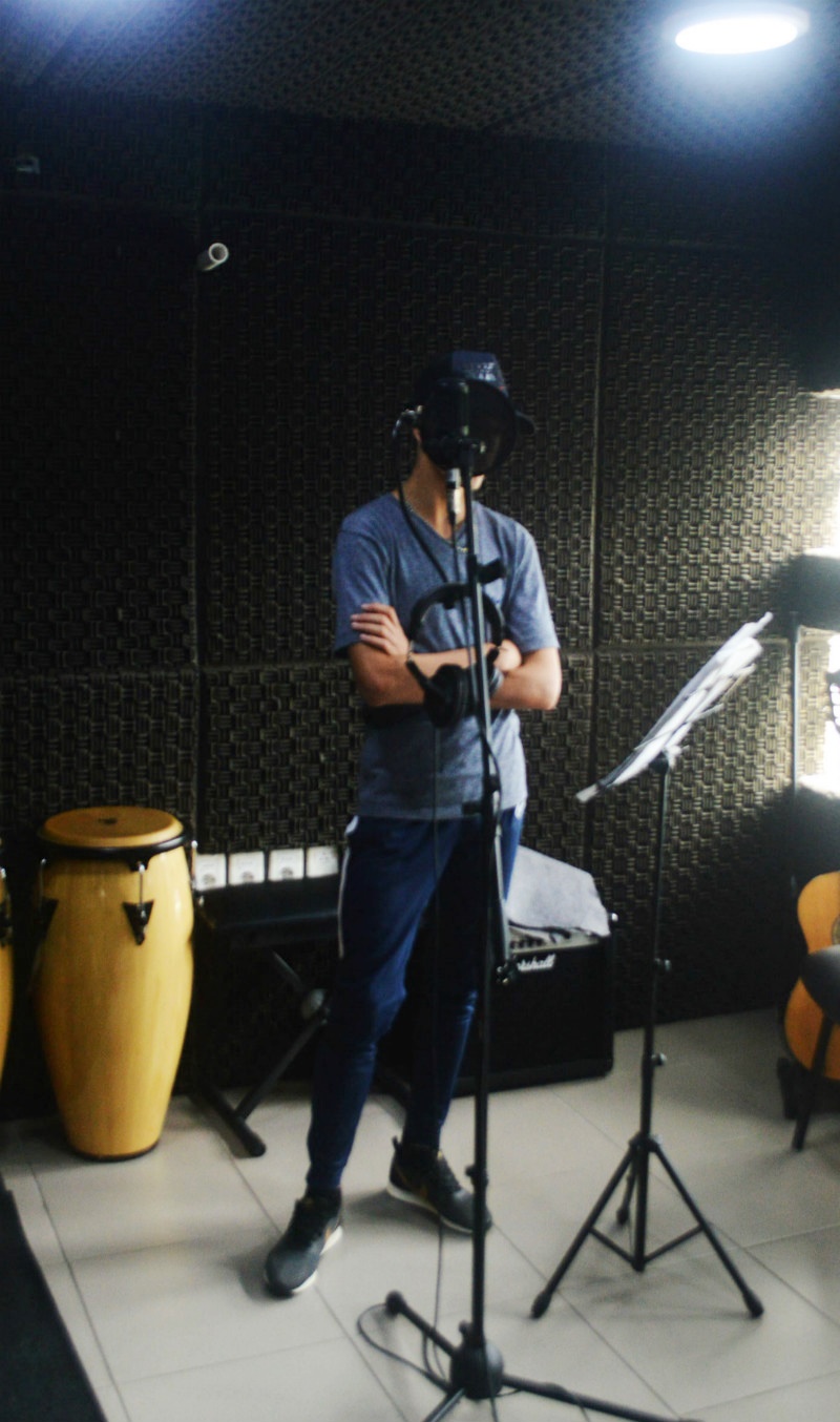 En el estudio grabando.