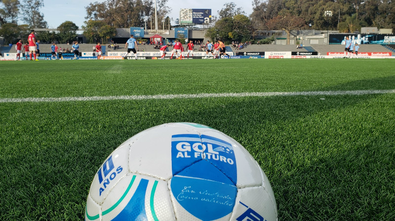 Pelota en cancha de fútbol