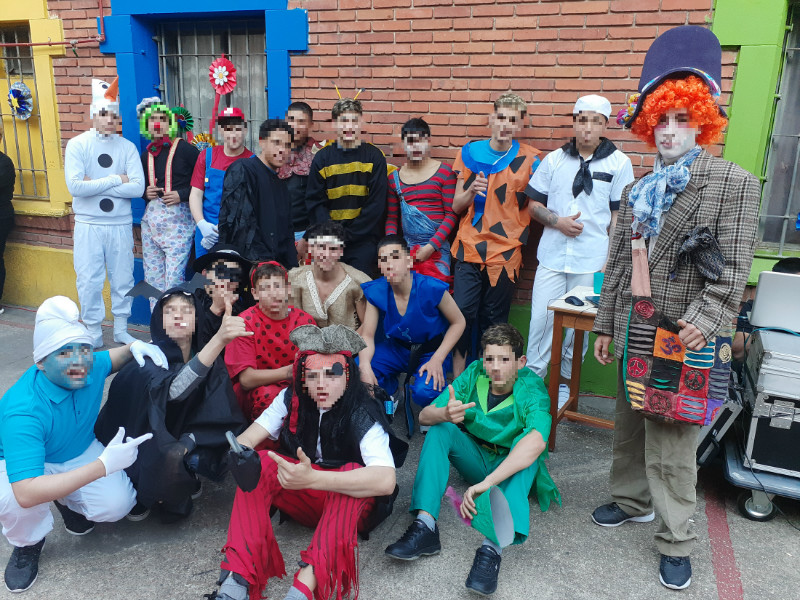 Adolescentes disfrazados