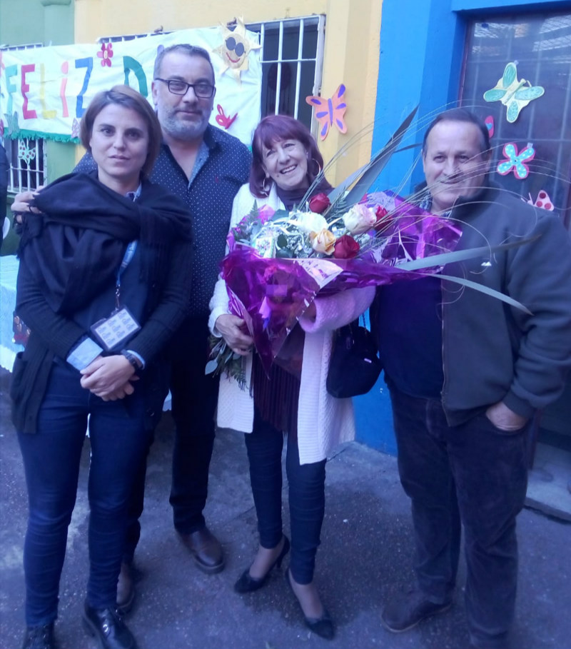 Josefina Mango sosteniendo ramo de flores