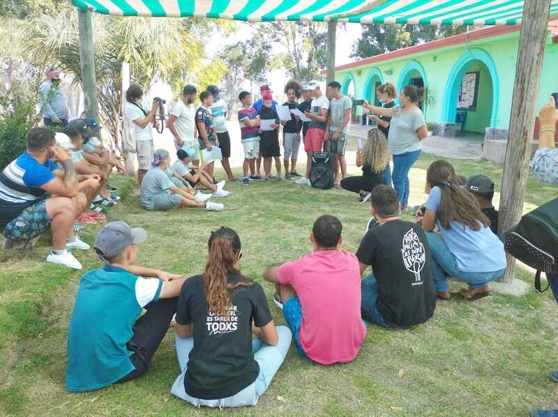 Jóvenes sentados en círculo 