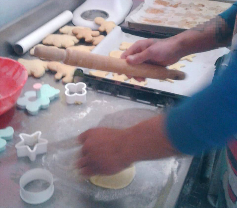 Adolescente cocinando galletitas